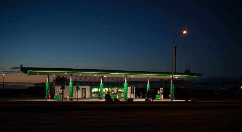 Itt a bejelentés, hozzányúlnak az üzemanyagárakhoz: erre készülhetnek az autósok, már holnaptól él