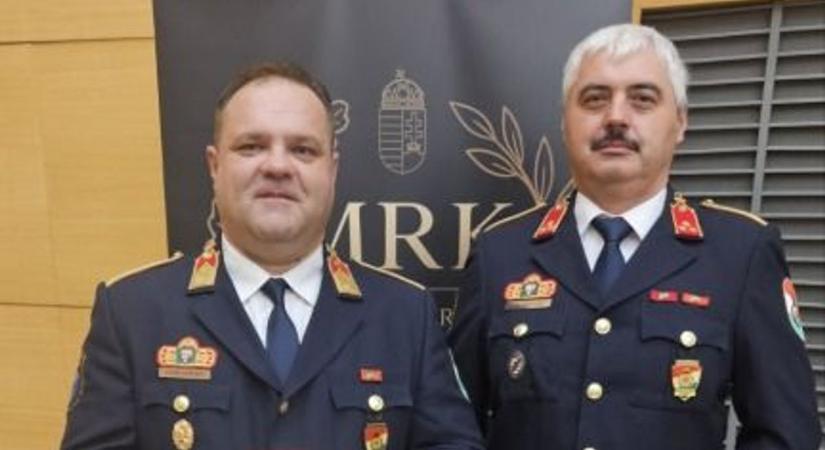 Emlékéremmel ismerték el a veszprémi tűzoltó őrnagy munkáját