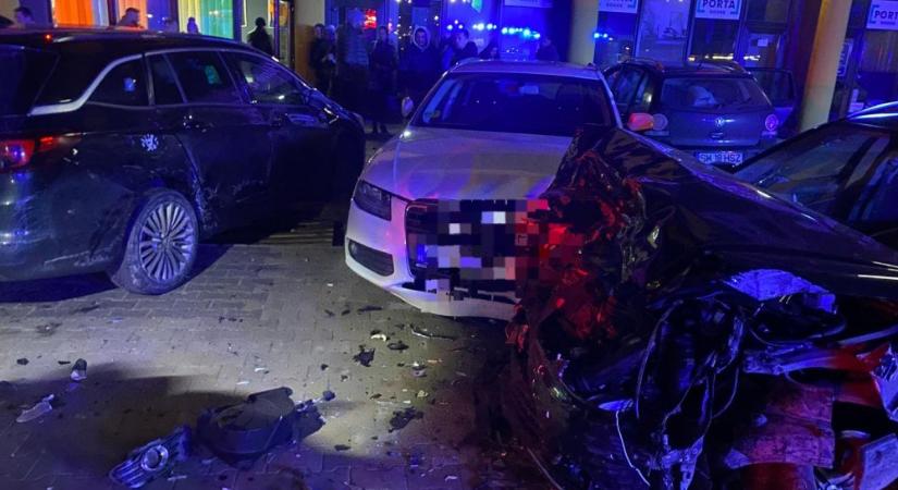 Súlyosan ittas állapotban vezetett egy férfi: három parkoló autó és egy villanyoszlop bánta