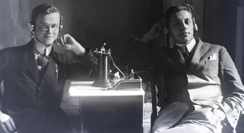 „Marcal János segédtiszt egy nótát énekelt” – százéves a Magyar Rádió