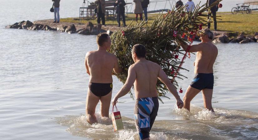 Karácsonyfa állítás a Balatonba 2025 Szigliget