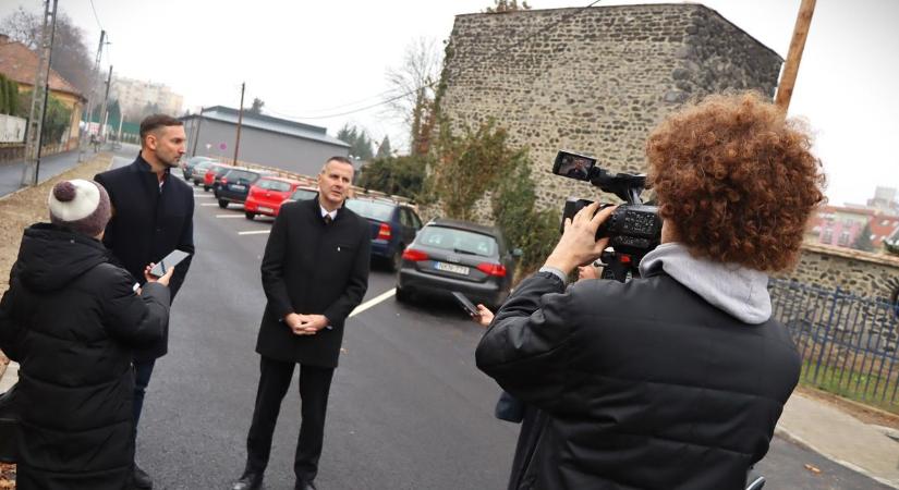 Húsz új parkolóval bővült a városrész, s még az úttest is tükörsima lett (galéria, videó)