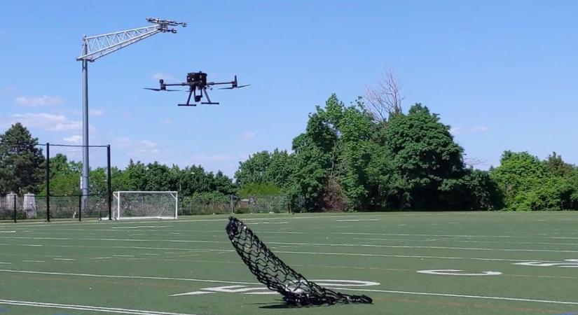 Kilyukasztottak egy ejtőernyőt, és kiderült, hogy így még biztonságosabb is