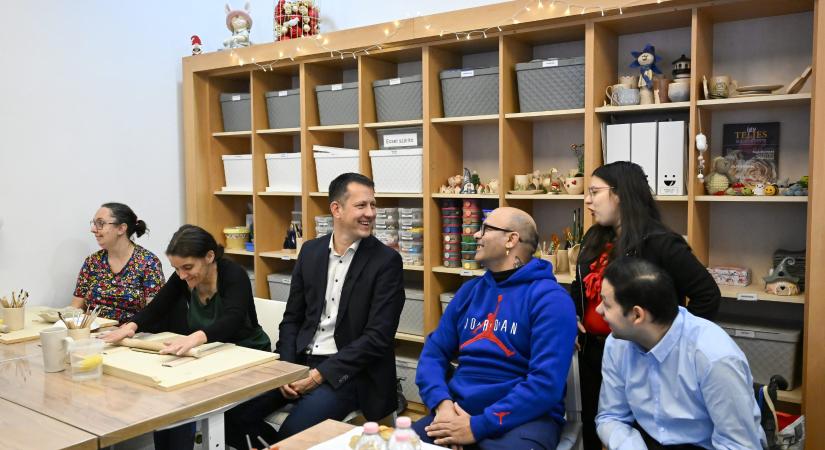 Mozgássérült alkotóknak nyílt látványműhelye Budapesten