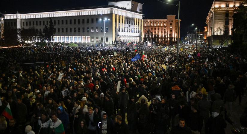 Szétzúzta az uniós ország első eurós költségvetését a Z generáció, pedig még be sem vezették az eurót