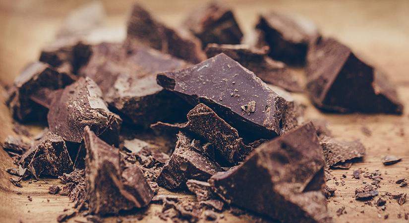 Zuhanórepülésben a kakaóbab ára, a csoki mégis tovább drágul