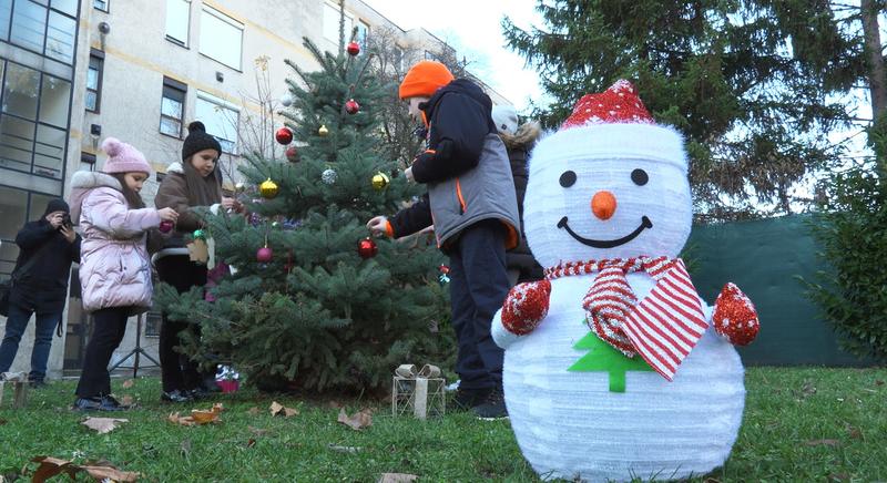 Felöltöztették a karácsonyfát