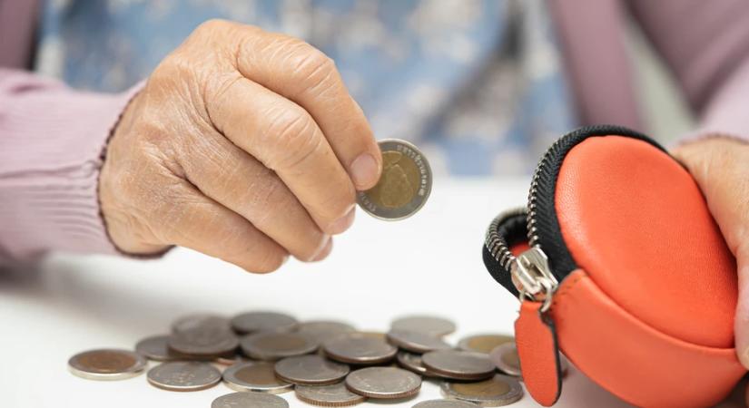 NGM: előrehozottan, kedden utalják a megemelt összegű decemberi nyugdíjat
