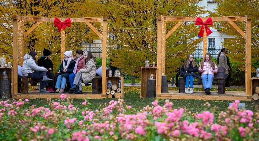 Advent idejére lélekkerté alakult át a Nagytemplom mögötti Emlékkert – fotókkal
