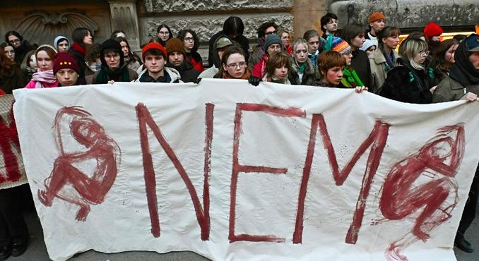 10 perc néma csend - a Corvinus hallgatói is kiállnak az MKE-n megerőszakolt lány mellett