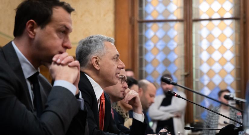 Lázár János kedvezményeket jelentett be az autópálya-matricáknál