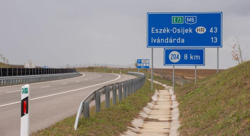 Nagy bejelentést tett Lázár János: jön a kedvezményes autópálya-matrica a magyar családoknak!