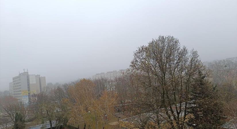 Szerdán is rosszak lesznek a látási viszonyok, Tatabányán továbbra is marad a nyomasztó idő Videó