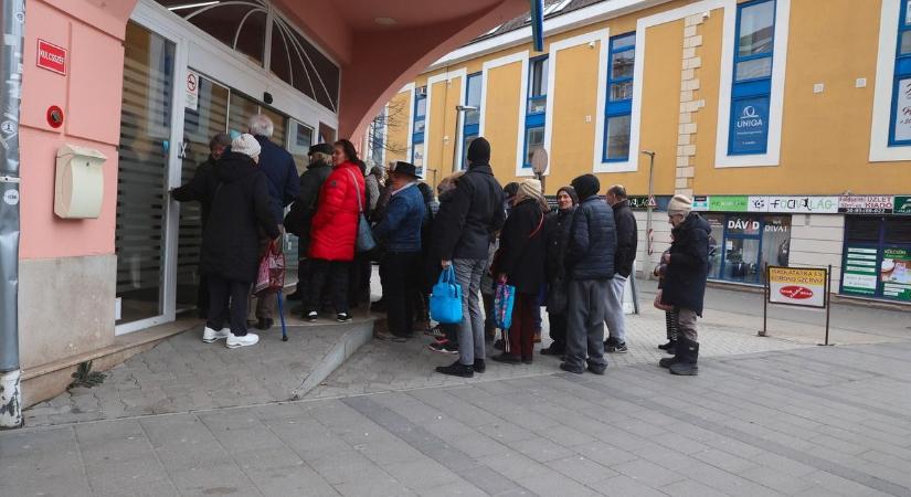 Ünnepi támogatást kapnak a nyugdíjasok, már csak pár napig lehet igényelni