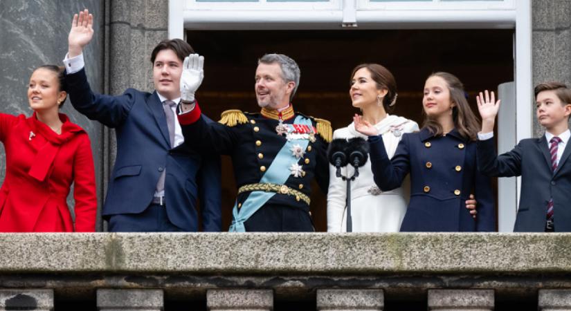 Ilyen csodás karácsonyfát ritkán látni: Mária királyné és Frigyes király gyermekeikkel díszítette fel