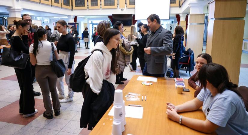 „Nyitott kapuk, nyitott jövők” – Sikeres nyílt napot tartott a szekszárdi campus (videó és képgaléria)