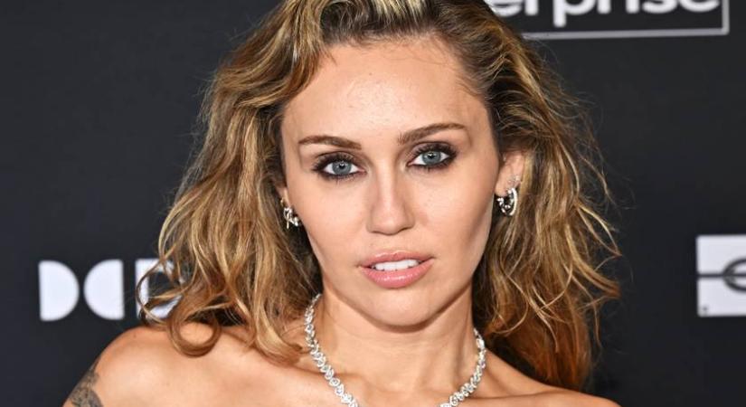 Ő Miley Cyrus ritkán látott, fiatalabb párja: már az eljegyzésükről pletykálnak