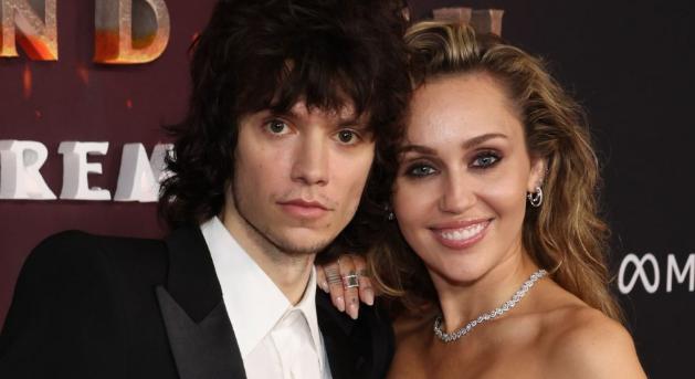 Eljegyzeték Miley Cyrust, meg is villantotta jókora gyűrűjét