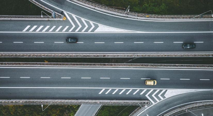 Nem tudott tovább várni az anya, az autópályán szülte meg a gyermekét