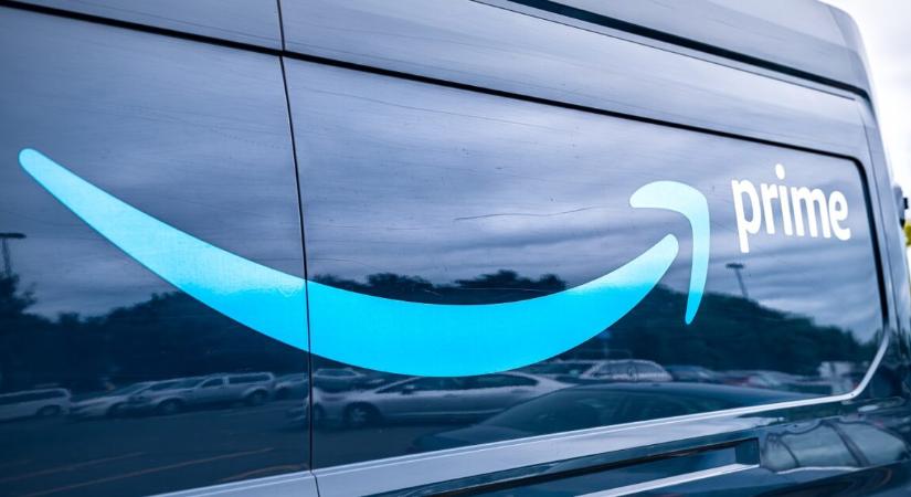 Csomagkihordás közben borult lángokba egy ház, igazi hősként ünneplik a futárt