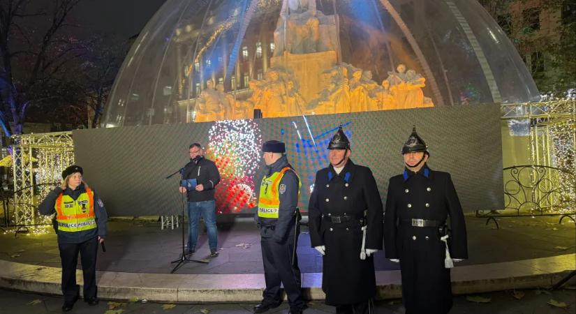 A Vörösmarty téri karácsonyi vásáron mondta el a rendőrség, hogyan ne legyünk a zsebtolvajok áldozatai
