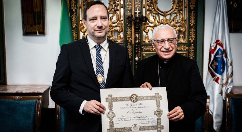A Szíriai Melkita Egyház legmagasabb érdemrendjét kapta Azbej Tristan