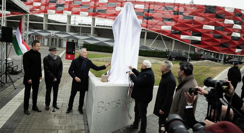 Egész alakos szobrot kapott Bozsik József a róla elnevezett stadion előtt (videó)