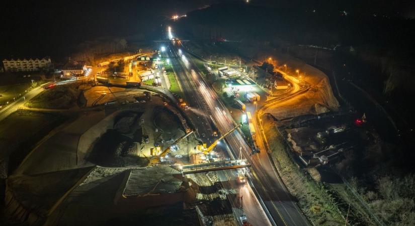 Így épül az ország legújabb hídja az autópálya felett (galéria)