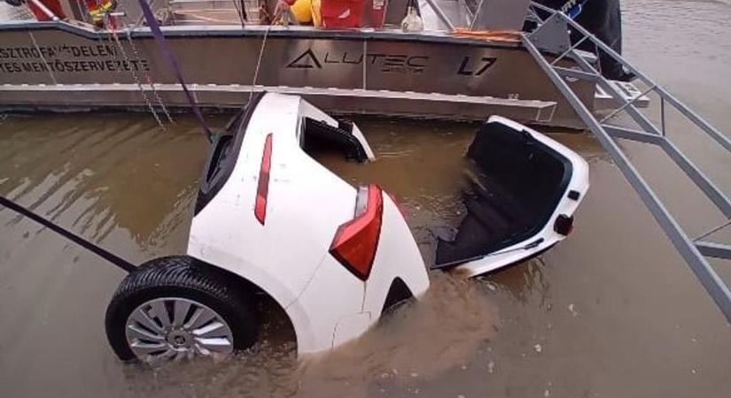 Félelmetes mélységből hozták fel az autót: ritka mentés zajlott a Tiszán – fotókon mutatjuk a drámai pillanatot