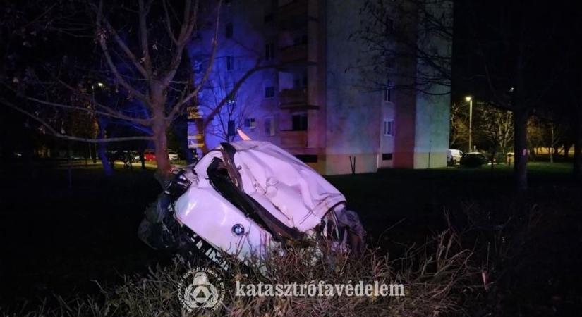 Fának csapódott egy autó Székesfehérváron – Helyszíni fotókon mutatjuk a balesetet