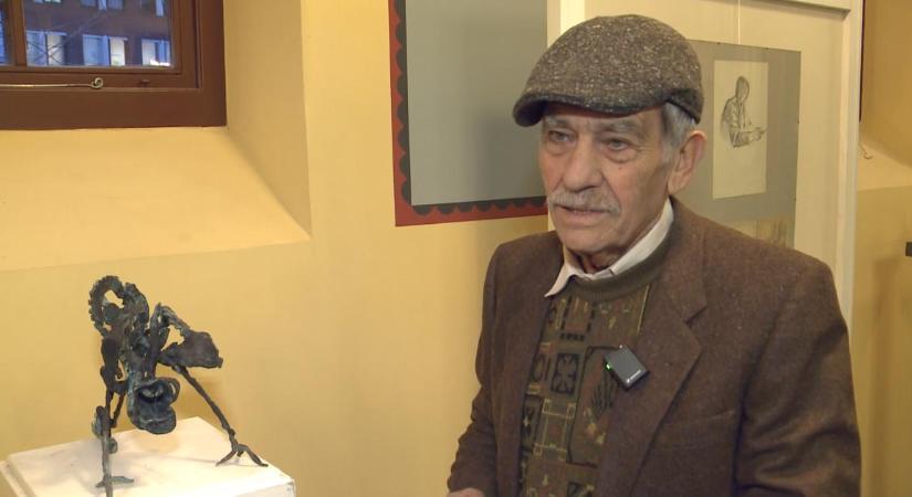 Mély, emberi üzenetek, változatos anyagokból: Léderer Tamás munkáiból nyílt tárlat Debrecenben – videóval