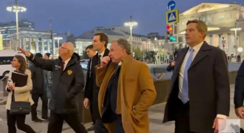 Trump barátja és veje gyalog ment a Kremlbe az ukrajnai békéről tárgyalni, Putyin hosszan várakoztatta őket