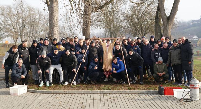 "Folyt a vér" az NB II-es csapat rendhagyó évzáróján - fotók