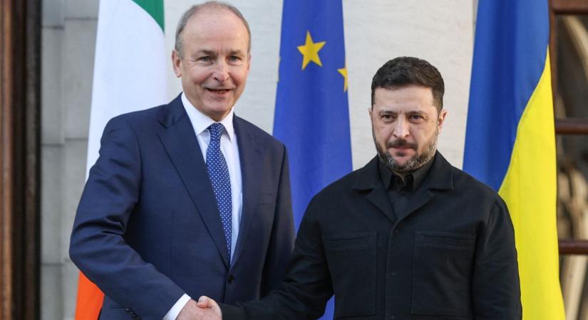 Olyat írt a Guardian, hogy Zelenszkij a falnak megy: szerintük ezért utazott Írországba az ukrán elnök