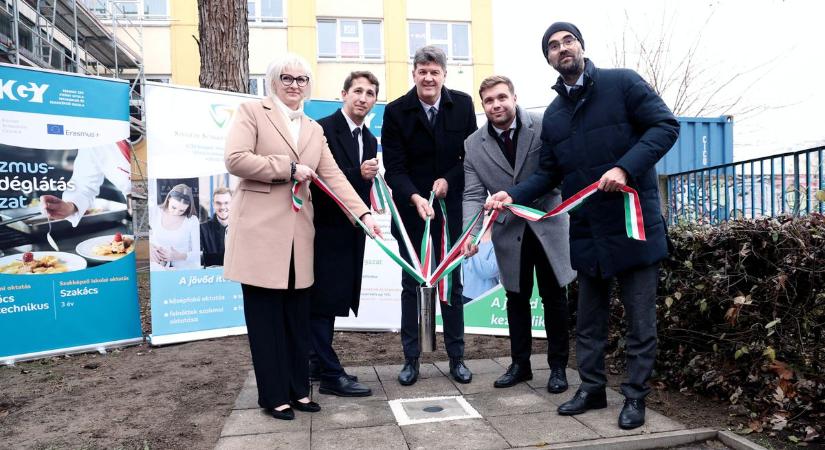 Letették az alapkövet, fél év múlva rá sem lehet majd ismerni a Krúdy iskolára – galériával