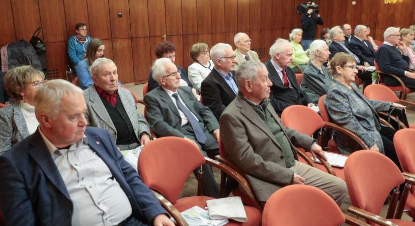 Meghitt ünnepségen köszöntötték a nyugdíjas orvosokat a szombathelyi Városházán - fotók