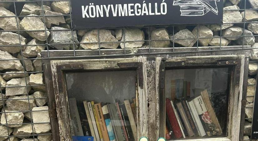 Kinyílt az adventi kalendárium második ablaka – könyveket adományoztunk