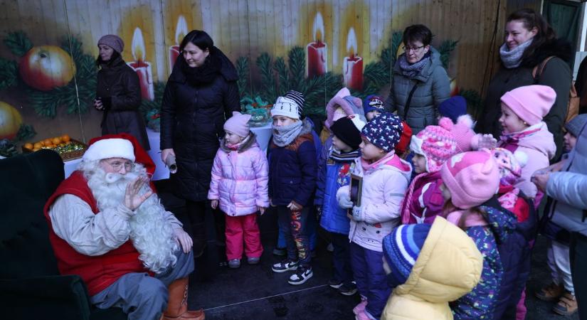 Széles gyermekmosoly és sok kívánság – Dunaújvárosban járt az igazi, a finn Mikulás! - Galériával, videóval