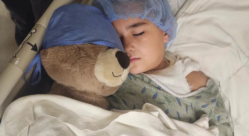 Majdnem meghalt egy 8 éves kisfiú áramütés miatt - az ágyon hagyott telefon töltője miatt történt kis híján tragédia