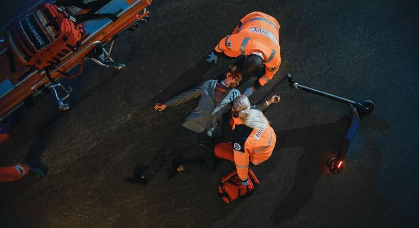 Riadalom a délutáni csúcsban: súlyos balesetet szenvedett egy rolleres