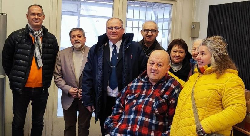 „Fél kézzel, kerekesszékben is ételt osztok” – Sztrókosok segítik a rászorulókat Kőbányán!