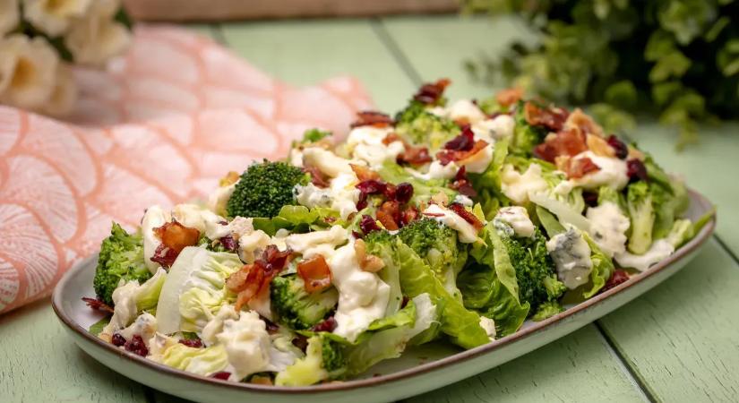 A sült krumplin túl: 7 saláta, ami köretként is megállja a helyét az ünnepi menüben