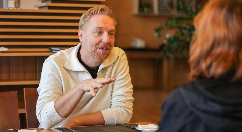 „Kell, hogy maradjon titok” - Bereczki Zoltán mesélt dalokról, bábokról, mérföldkövekről