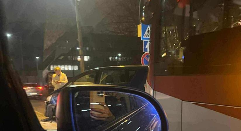 Autó ütközött egy helyi járatú busszal Kaposváron