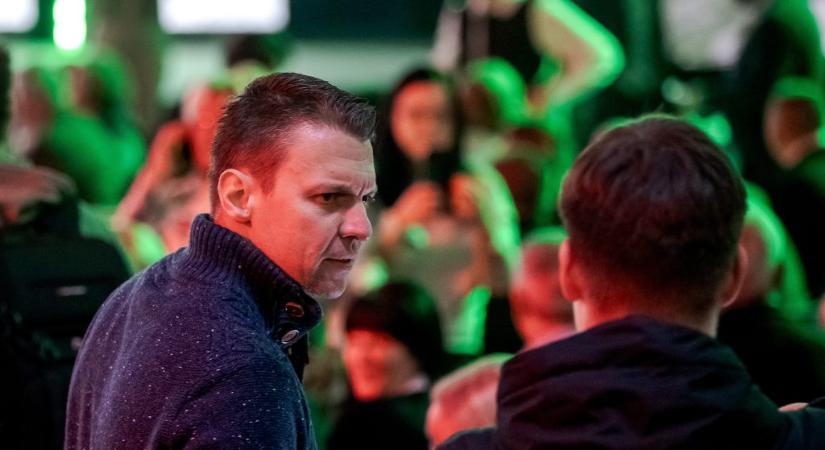 „Amit mond, az olyan orbitális baromság, hogy arra nincsenek szavak” – Menczer szerint Fiderikusz Sándor tájékozatlan és felkészületlen