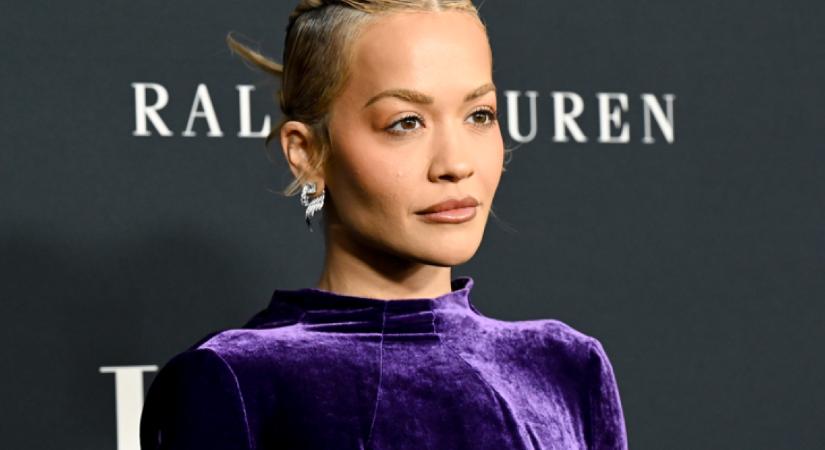 Rita Ora olyan köldökig kivágott ruhát vett fel, hogy az már sokkoló