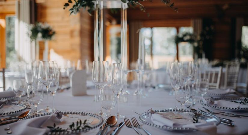 Esküvői rémálom – órákkal a szertartás előtt autóbalesetben meghalt a vőlegény apja