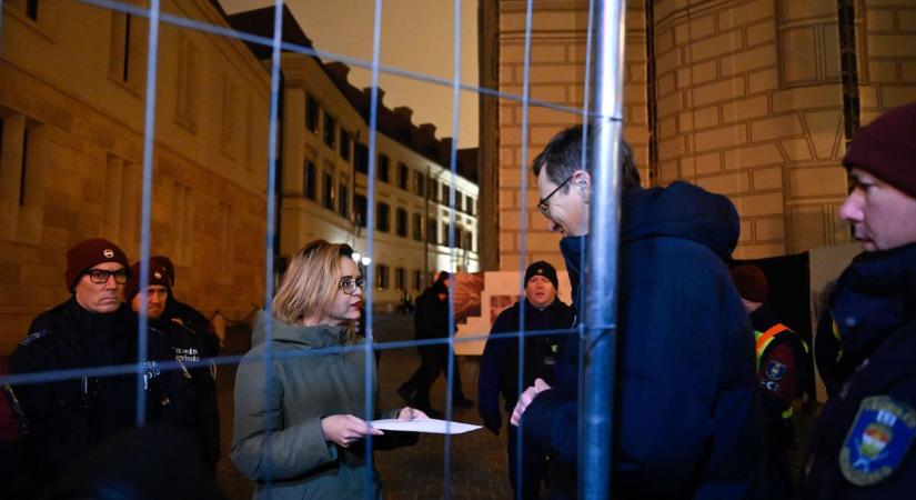 Címek a mai független, objektív sajtóból (FOS)