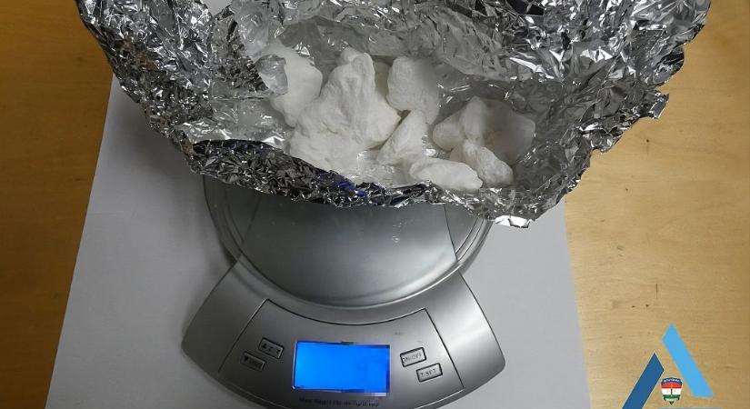 Közel 1 kiló kábítószert foglaltak le hevesi rendőrök, miután leintettek egy autót igazoltatásra