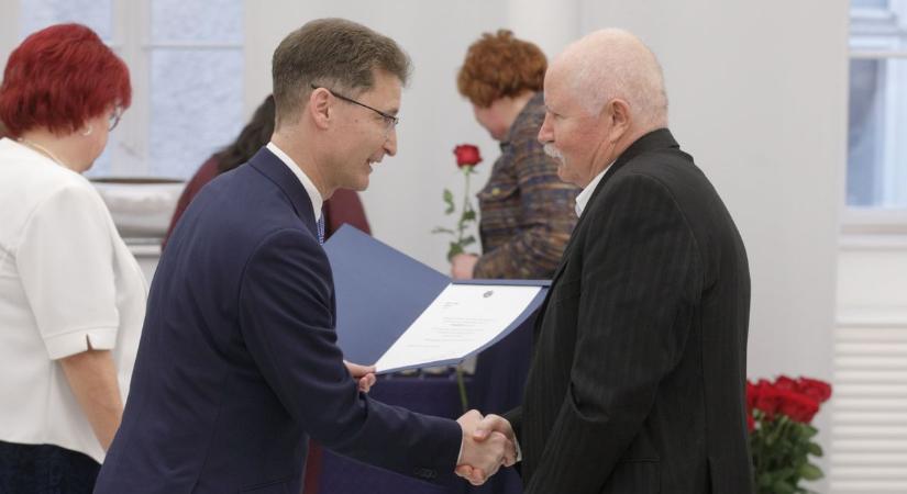 Emlékdiplomákat adtak át a Hiemer-házban–jubiláló pedagógusokat köszöntöttek (galéria)